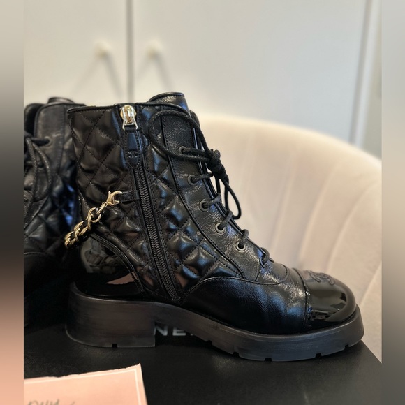 Chanel Shiny Lambskin Leather boots with CC chain - size 38C - Picture 6 of 15